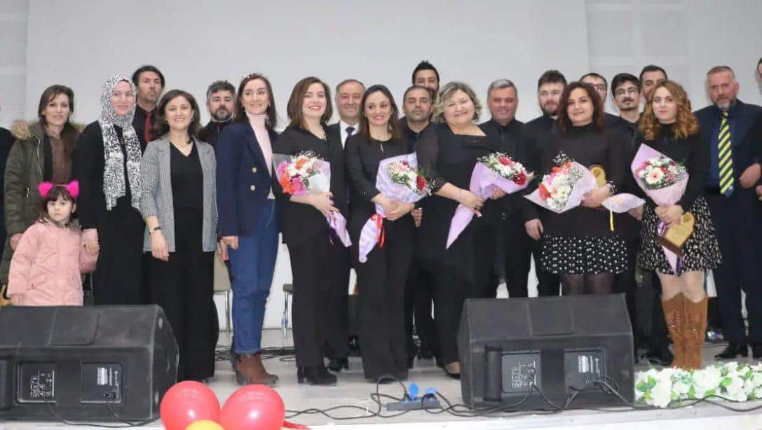 Vakıfbank Atatürk Ortaokulu Yararına Türk Halk Müziği Konseri Düzenlendi