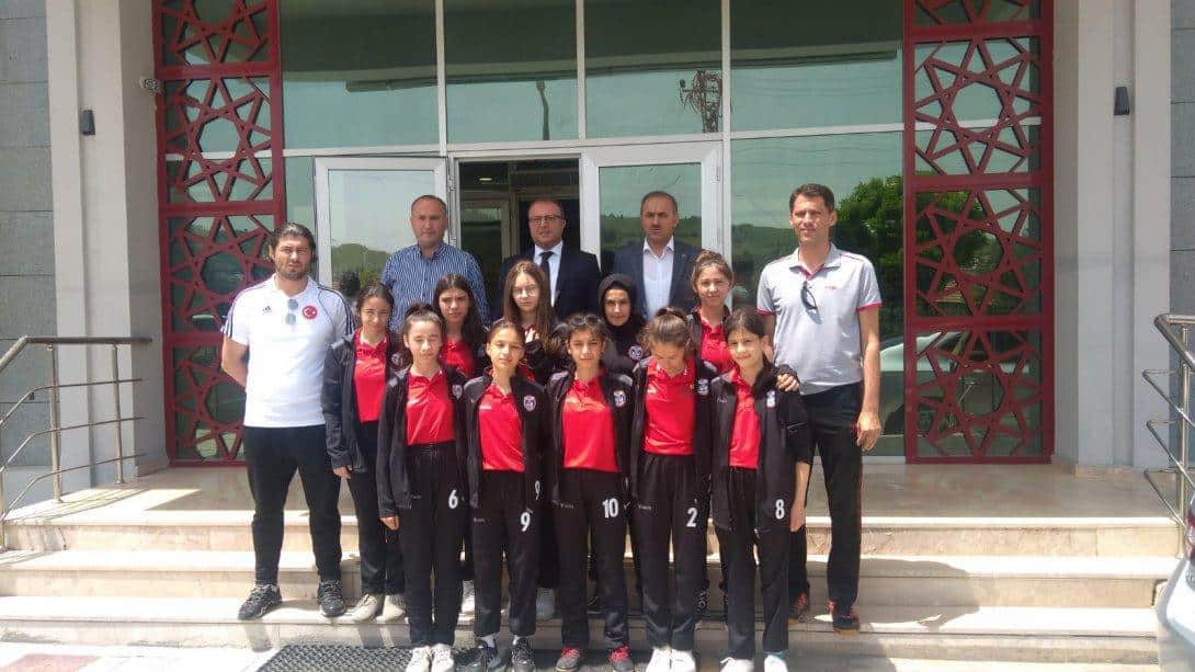 Kız Futsal Takımımızın Kaymakamımız Cengiz Nayman'ı Ziyareti