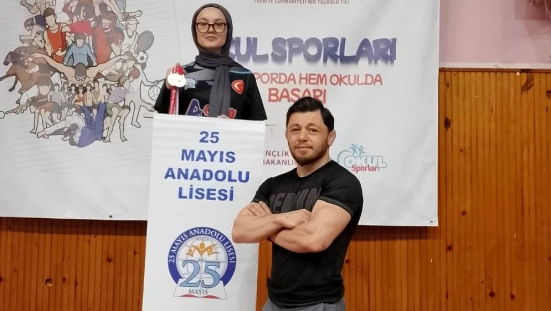 25 Mayıs Anadolu Lisesi Öğrencimiz Nurdane SÖKER'in Okullar Arası Bilek Güreşi Gençler A Kategorisinde Çifte Şampiyonluğu 