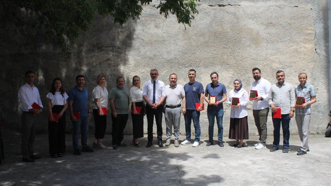 25 Mayıs Anadolu Lisesi Tayin Olacak Değerli Öğretmen ve Personellerimize Plaket Takdimi
